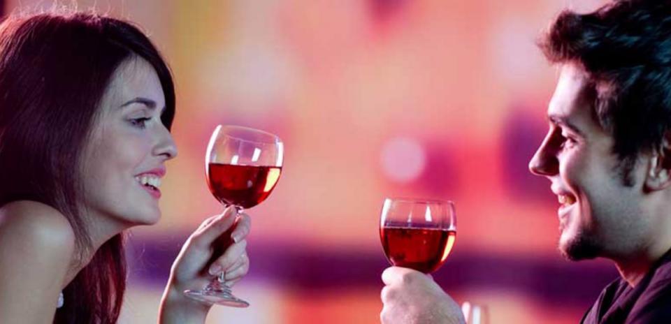 Una coppia che sorseggia un calice di vino