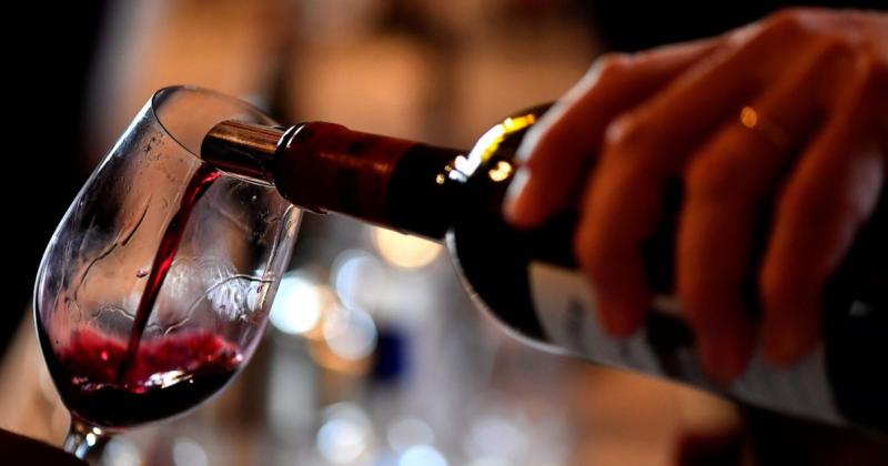 Un bicchiere di vino barolo